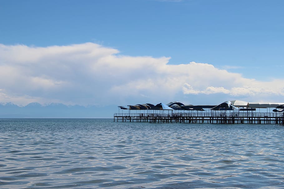 issyk kul, prorazit, mraky, voda, nebe, architektura, mrak - nebe, stavba, moře, nábřeží, scenics - příroda, nikdo, Příroda, krása v přírodě, klidné scény, budova, Dům, exteriér budovy, den, klid, modrý, chůdový dům, venku, luxus, 5K
