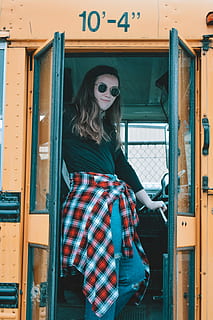 kobieta, otwarty, drzwi szkolnego autobusu, na stojąco, oprócz, drzwi, wewnątrz, pojazd, autobus, autobus szkolny, pled, flanela, zakaz promienia, prawdziwi ludzie, jedna osoba, środek transportu, styl życia, młode kobiety, młody dorosły, transport, trzy czwarte długości, spędzania wolnego czasu, dorosły, portret, codzienne ubrania, patrząc na aparat, kobiety, okulary, pojazd lądowy, moda, fryzura, na dworze, śliczna kobieta, 5K, CC0, domena publiczna, darmowe zdjęcia