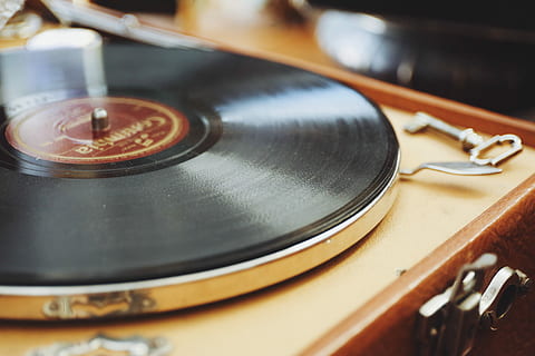 schwarz, grau, Vinyl-Disc-Player, Nahansicht, Foto, Drehscheibe, Vinyl, Aufzeichnung, Abspielgerät, alt, Musik-, Kunst, Kultur und Unterhaltung, Retro-Stil, Technologie, Nostalgie, Grammophon, drinnen, keine Leute, die Vergangenheit, Ausrüstung, Geschichte, Tontechnik, Spinnen, Musikinstrument, obsolet, Antiquität, 5K, CC0, gemeinfrei, lizenzfrei