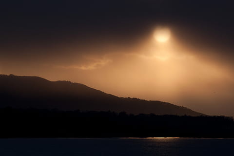 Dom, panorama, montanha, leve, tarde, névoa, crepúsculo, Trevas, scenics, ao ar livre, natureza, reflexão, silhueta, céu, agua, lago, beleza na natureza, cena tranquila, scenics - natureza, tranquilidade, ninguém, por do sol, cadeia de montanhas, noite, lua, meio Ambiente, nuvem - céu, Sombrio, lua cheia, 4K, CC0, domínio público, royalty free
