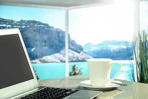 Meer, Landschaft, Kaffee, Hotel, Wohnung, Nahansicht, Computer, Verbindung, zeitgemäß, Schreibtisch, Gerät, Elektronik, Fjord, drinnen, Internet, Tastatur, Laptop, Luxus, modern, Monitor, Berg, Norwegen, Büro, tragbar, Zimmer, Bildschirm, Tabelle, Teetasse, Technologie, Reise, Aussicht, Fenster, kabellos, Arbeit, Arbeitstisch, Arbeitsplatz, kabellose Technologie, Tasse, Becher, Kommunikation, Essen und Trinken, Kaffeetasse, Getränk, Fokus auf den Vordergrund, Tag, Erfrischung, Portabilität, Geschirr, keine Leute, 5K, CC0, gemeinfrei, lizenzfrei
