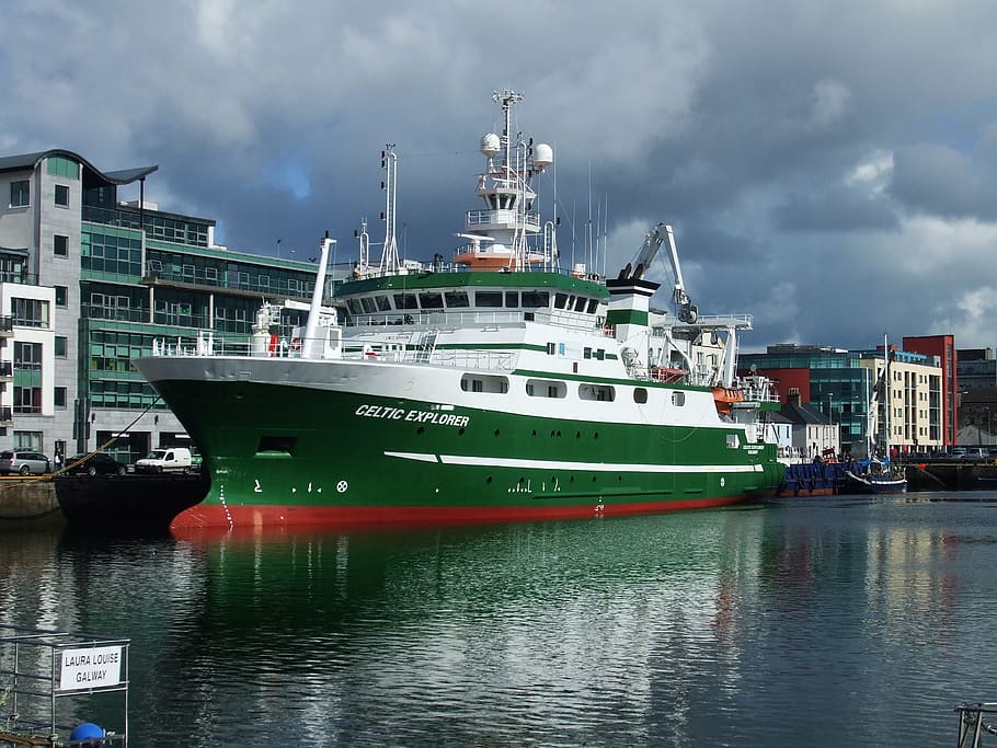 blanc, verd, vaixell de creuer, vaixell, galway, celtic explorer, càrrega, Irlanda, Enviament, port, oceà, vaixell nàutic, transport, manera de transport, aigua, núvol - cel, cel, arquitectura, naturalesa, mar, cap gent, riquesa, estructura construïda, luxe, viatjar, negocis, artesania, exterior de l'edifici, embarcacions de passatgers, iot, creuer, ancorat, veler, 2K