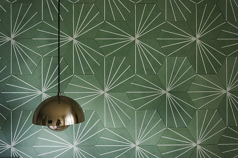 zilveren hanglamp, groen, backdrop, decoratie, muur, licht, lamp, pastel, patroon, binnenshuis, achtergronden, groene kleur, geen mensen, muur - bouwfunctie, opknoping, ontwerp, bevloering, detailopname, vorm, plafond, volledig kader, architectuur, geometrische vorm, verlichtingsapparatuur, blad, tegel, lage hoekweergave, 2K, CC0, publiek domein, royaltyvrij