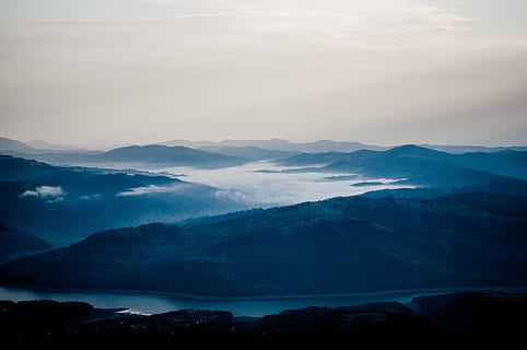 Waldberg, Nebel, tagsüber, schwarz, Hügel, neben, Fluss, Weiß, Himmel, Landschaft, Gebirgsschichten, Wolke, Berg, Szenen - Natur, wolke - himmel, Umgebung, Gebirge, Schönheit in der Natur, Ruhe, keine Leute, Natur, ruhige Szene, Luftaufnahme, draußen, Winter, Baum, Nicht-städtische Szene, Blau, 4K, CC0, gemeinfrei, lizenzfrei