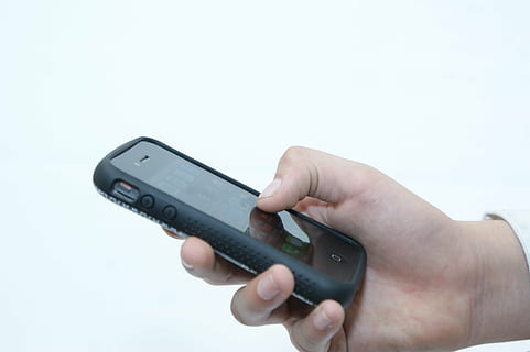 Telefon, zellular, Desktopanwendung, Handy, Mobiltelefon, iphone, Hand, menschliche Hand, menschliches Körperteil, kabellose Technologie, Technologie, Verbindung, Kommunikation, halten, tragbares Informationsgerät, Smartphone, weißer Hintergrund, eine Person, Studioaufnahme, Mobiltelefon, Körperteil, drinnen, Nahansicht, Finger, elektronischer Organizer, 4K, CC0, gemeinfrei, lizenzfrei
