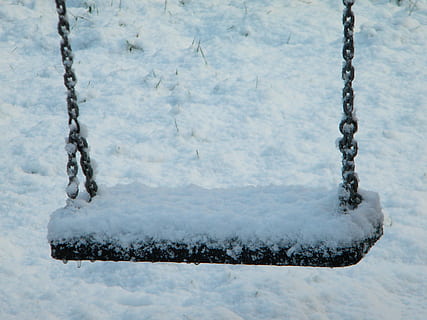 la neve, bianca, freddo, swing, pace, tranquillo, calmo, blu, Svizzera, inverno, natura, temperatura fredda, catena, nessuno, giorno, metallo, Colore bianco, sospeso, avvicinamento, congelato, all'aperto, concentrarsi sulle conoscenze acquisite, terreno di gioco, copertura, terra, ghiaccio, attrezzature da gioco all'aperto, nevicando, 2K, CC0, dominio pubblico, privo di copyright