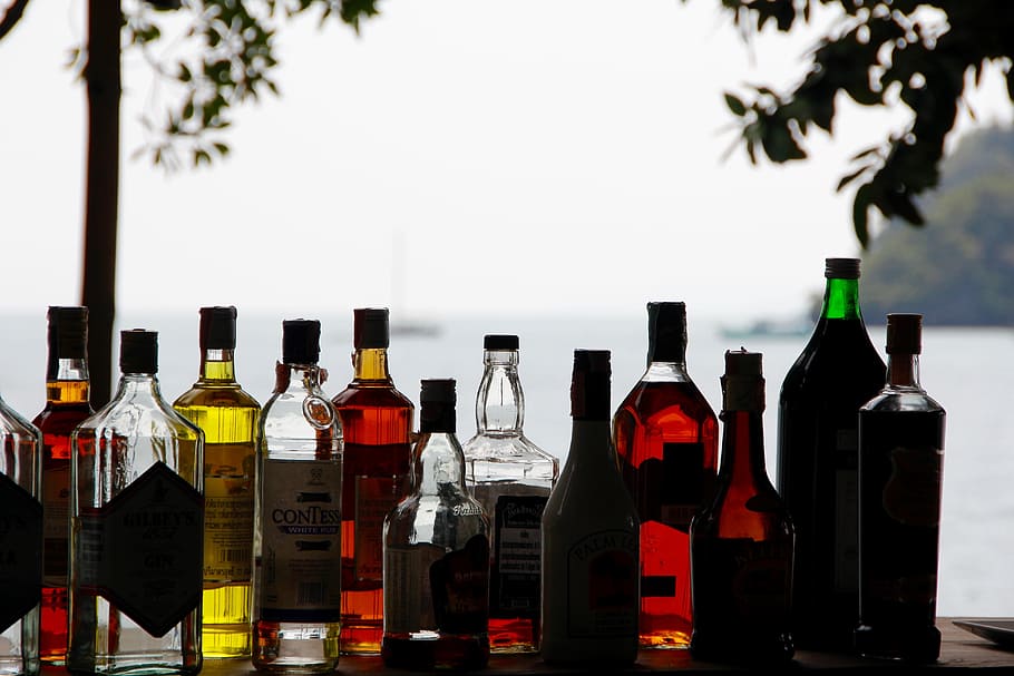 ampolles de licor, taula, alcohol, ampolles, comptador, barra, alcohòlic, brandy, begudes, beure, suro, tancament, brandy de fruita, esperit de fruita, vendes de licors, begudes alcohòliques, natura morta, kirsch, gastronomia, whisky, deco, restaurant, vidre, ampolla, ampolla de vi, vermell, líquid, cap gent, vidre - material, vi, vi negre, contenidor, refresc, menjar i beguda, arbre, variació, dia, a l'interior, elecció, arranjament, naturalesa, luxe, 5K