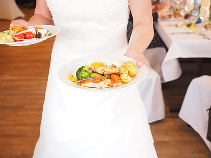 donna, servendo, piatto, cucinato, Alimenti, sposa, mangiare, menu, operazione, buongustaio, cucina gourmet, squisito, portata principale, servire, nozze, ricevimenti di nozze, delizioso, cibo e bevande, cibo, Sezione centrale, freschezza, persone reali, detenzione, concentrarsi sulle conoscenze acquisite, tavolo, donne, in casa, adulto, una persona, mangiare sano, benessere, stili di vita, pronto a mangiare, Colore bianco, mano, 4K, CC0, dominio pubblico, privo di copyright