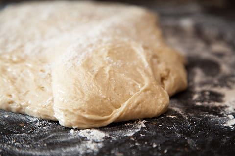 braun, Teig, schwarz, Oberfläche, Bäckerei, Brot, Mehl, Lebensmittel, frisch, handgemacht, hausgemacht, Küche, kneten, Gebäck, Vorbereitung, vorbereiten, roh, Hefe, Backen, Kochen, Holz - Material, Frische, Tabelle, gebacken, Essen und Trinken, drinnen, Nahansicht, selektiver Fokus, gebackenes Gebäck, keine Leute, italienisches Essen, Stillleben, Süßes Essen, Studioaufnahme, asiatisches Essen, Essen vorbereiten, Snack, 1080P, CC0, gemeinfrei, lizenzfrei
