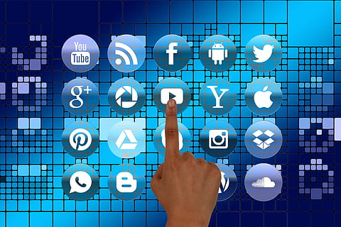 Person, Recht, spitz, Finger, YouTube-Symbol, berühren, Hand, Struktur, Internet, Netzwerk, Sozial, Soziales Netzwerk, Logo, Facebook, Google, Vernetzung, sozialen Medien, Symbol, Webseite, Präsentation, Multimedia, Kommunikation, Medien, www, Verbindung, Mobiltelefon, App, Blau, Geschäft, Computer, Einkaufen, Email, Foto, Gelb, Grün, Handel, Schnittstelle, Taste, Konzept, Fahrt, Treffen, Handy, Mobiltelefon, Musik-, Reise, Rosa, rot, schwarz, wirtschaftlich, menschliche Hand, menschliches Körperteil, Technologie, kabellose Technologie, Daten, Geschäftsperson, Digitaler Bildschirm, Computersymbol, Bildschirm, Geschäftsmann, Computernetzwerk, Erwachsene, Männer, globale Kommunikation, Cyberspace, Computerbildschirm, Körperteil, Diagramm, Marketing, Dollarzeichen, 5K