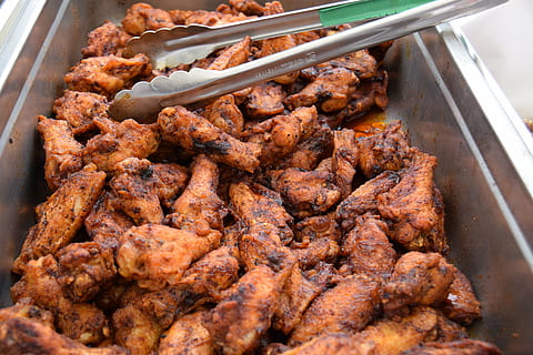 hvidløg, stegt, kylling nærbillede foto, kylling, vinger, grill, mad, kød, madlavning, svinekød, gourmet, grillet, varme - temperatur, måltid, mad og drikke, friskhed, kyllinge kød, ingen mennesker, klar til at spise, overflod, tæt på, stor gruppe af objekter, usund spisning, høj vinkel visning, snack, forretning, bakke, stilleben, marked, hvidt kød, fristelse, Gade mad, 5K, CC0, offentligt domæne, royaltyfrie