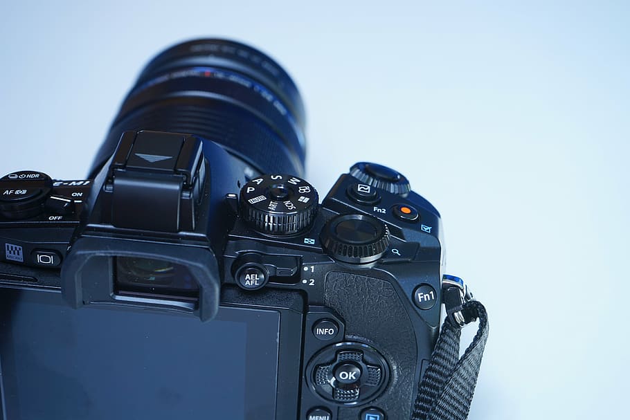càmera, olympus, càmera digital, fotografia, fabricant, e-m1, càmera - equip fotogràfic, tecnologia, lent - instrument òptic, equipament, càmera slr, temes de fotografia, equip fotogràfic, blau, color negre, cap gent, natura morta, tir de l'estudi, primer pla, còpia espai, estil retro, a l'interior, lent - ull, modern, fotografiar, càmera de vídeo domèstica, 5K