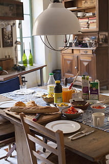 mic dejun, dimineaţă, setările tabelului, pâine, mat, ducat, pauza de cafea, masa, recipient, în interior, mancare si bautura, lemn - material, acasă interior, mobila, sticla, nici o persoana, alimente, echipamente de iluminat, zi, natură moartă, camera de zi, băutură, absență, conexiune, scaun, să se concentreze asupra primelor elemente, publicare, lampă electrică, 5K, CC0, domeniu public, fără drepturi de autor