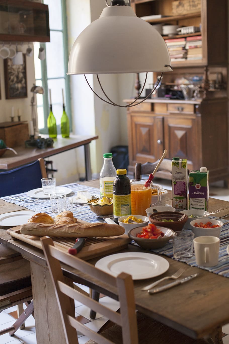 esmorzar, al matí, configuració de la taula, pa, estora, ducat, pausa per prendre un cafè, taula, contenidor, a l'interior, menjar i beguda, material de fusta, interior de casa, mobles, ampolla, cap gent, menjar, equips d’il·luminació, dia, natura morta, habitació domèstica, beure, absència, connexió, cadira, centrar-se en primer pla, publicació, llum elèctrica, 5K