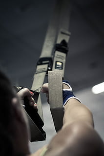 Person, ziehen, grau, Gurte, trx, Ausbildung, Fitnessstudio, trx training, Fitness, Übung, trainieren, passen, Ausrüstung, Suspension, Frau, Menschen, Waffe, eine Person, Stärke, Gewehr, menschliches Körperteil, Sport, halten, menschliche Hand, echte Menschen, Hand, Kommunikation, kabellose Technologie, Technologie, selektiver Fokus, Lebensstile, Verbindung, drinnen, Erwachsene, Telefon, Smartphone, telefonieren, Freizeitbeschäftigung, Männer, 4K, CC0, gemeinfrei, lizenzfrei