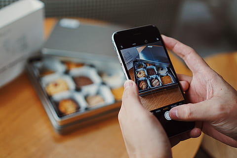 persoon, gebruik makend van, telefoon camera, ruimte, grijs, Iphone 6, capturing, brownies, telefoon, foto, appel, iphone, voedsel, Draadloze technologie, technologie, hand-, menselijke hand, slimme telefoon, bezit, draagbaar informatie-apparaat, een persoon, verbinding, menselijk lichaamsdeel, mobiele telefoon, communicatie, fotografie thema's, detailopname, fotograferen, binnenshuis, fotoberichten verzenden, eten en drinken, selectieve aandacht, 5K, CC0, publiek domein, royaltyvrij