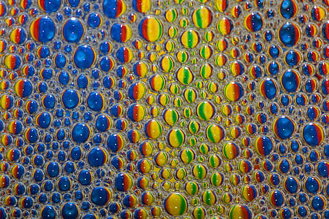 superficie multicolore, astratto, acqua, riflessione, colori, bolle, arte, artistico, fotogramma intero, sfondi, blu, multicolore, avvicinamento, modello, nessuno, in casa, strutturato, forma, plastica, giorno, design, cerchio, natura morta, bolla, forma geometrica, direttamente sopra, color turchese, 2K, CC0, dominio pubblico, privo di copyright