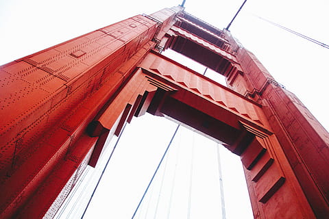 niedrig, Winkel Foto, rot, Winkel Fotografie, golden, Torbrücke, rote Brücke, wolkig, Himmel, Brücke, Golden Gate Bridge, Struktur, Unterstützung, Transport, die Architektur, Hängebrücke, Brücke - künstliche Struktur, Flachwinkelansicht, gebaute Struktur, keine Leute, Tag, Gebäudehülle, klarer Himmel, Natur, draußen, Verbindung, Fenster, Gebäude, Stadt, Tourismus, 5K, CC0, gemeinfrei, lizenzfrei