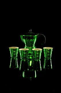 café, tasse, meule, céréales, Couleur, moka, vert, prise de vue en studio, fond noir, à l'intérieur, nature morte, espace de copie, fermer, réflexion, verre - matériel, personne, transparent, couleur verte, matériel d'éclairage, illuminé, la créativité, foncé, table, coupé, embrasé, équipement ménager, verre, 4K, CC0, domaine public, libre de droits