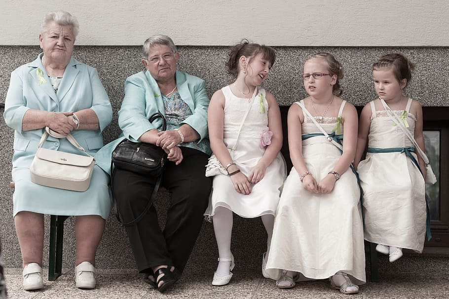 dos, major, dona, blazers de verdures, tres, noia, blanc, formal, vestits, assegut, verd blavós, blazers, humà, generacions, àvia, nét, casament, de peu, unió, adult gran, homes majors, adult, grup mitjà de persones, grup de persones, dones, femelles, longitud completa, noies, nen, homes, mascles, emoció, infància, grup, somrient, vista frontal, gent, emoció positiva, homes madurs, 2K