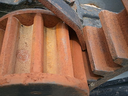 unelte, rugini, încuietori, roata dintata, fier, mașini, nici o persoana, zi, în aer liber, a închide, arhitectură, construită, vechi, ruginit, maro, metal, apă, țiglă, vedere în unghi mare, acoperiş, perete, exteriorul clădirii, erodate, detaliu, apă curgătoare, 2K, CC0, domeniu public, fără drepturi de autor