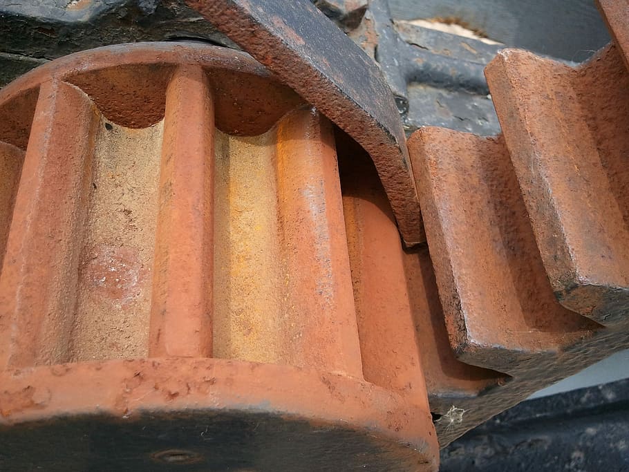 engranatges, òxid, panys, roda dentada, ferro, maquinària, cap gent, dia, a l'aire lliure, primer pla, arquitectura, estructura construïda, vell, rovellat, marró, metall, aigua, teula de teulada, vista d’angle alt, sostre, paret, exterior de l'edifici, resistent, detall, aigua que flueix, 2K