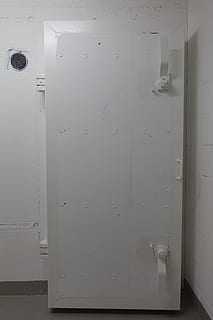porte de coffre, porte du bunker, bunker, solide, acier, sauvegarde, porte, Sécurité, protection, personne, fermé, métal, entrée, plein cadre, architecture, à l'intérieur, structure construite, casier, arrière-plans, manipuler, fermer à clé, fermer, construction de murs, couleur blanche, journée, couleur argentée, 5K, CC0, domaine public, libre de droits