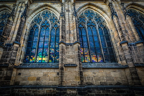 Brun, sort, beton, bygning, sollys, farvet glas, bue, farves, glas, farvede glas, vindue, katedral, ydre, skinner igennem, arkitektur, lys, turisme, kirke, religion, hellig, hellige, prag, Vitus, farver, design, gammel, gotisk, sten-, rejse, sted for tilbedelse, lav vinkel visning, historie, bygget struktur, bygning udvendig, spiritualitet, tro, ingen mennesker, fortiden, rejsemål, glas - materiale, dag, arkitektoniske kolonne, udsmykkede, gotisk stil, 4K, CC0, offentligt domæne, royaltyfrie