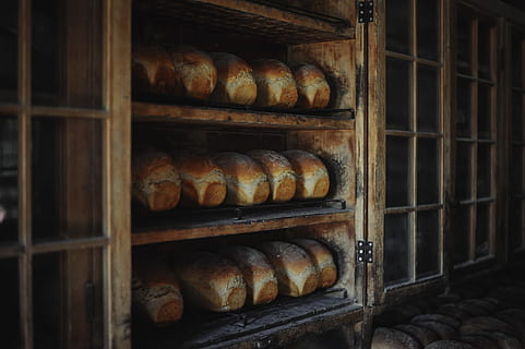 braun, Brote, hölzern, Kabinett, Brotbackofen, Regal, Brot, Bäckerei, Laib, Lebensmittel, Backen, Essen und Trinken, drinnen, keine Leute, Tag, in einer Reihe, Frische, Stillleben, Auftrag, Seite an Seite, Anordnung, Holz - Material, Gestell, Wahl, große gruppe von gegenständen, Fülle, zu verkaufen, französisches Essen, 4K, CC0, gemeinfrei, lizenzfrei