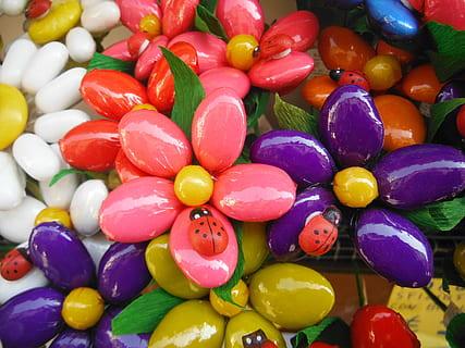 fiori artificiali a colori assortiti, fiore, caramella, confetteria, coccinella, colore, confetti, golosità, dolci, zucchero, rosa, Italia, multicolore, cibo dolce, cibo, dolce, giallo, colori, avvicinamento, spuntino, sfondi, rosso, grande gruppo di oggetti, abbondanza, variazione, fotogramma intero, cibo e bevande, scelta, nessuno, natura morta, Al dettaglio, mercato, freschezza, in casa, in vendita, 4K, CC0, dominio pubblico, privo di copyright