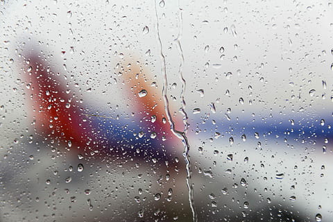 Fensterscheibe, Wassertau, Regentropfen, fallen, Regen, Tröpfchen, Ebene, Flugzeug, Flughafen, nass, Detail, Textur, Glas, Fenster, durch fenster, Südwesten, regnet, Wasser, Glas - Material, drinnen, transparent, Nahansicht, Natur, Vollbild, Fokus auf den Vordergrund, keine Leute, Hintergründe, Tag, Regenzeit, 4K, CC0, gemeinfrei, lizenzfrei