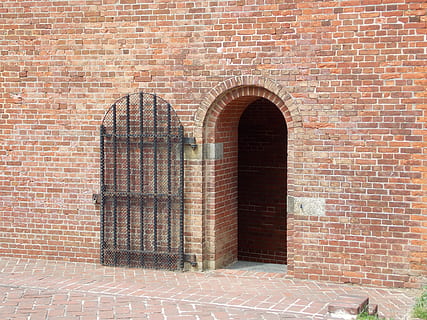 dør, rist, bygning, murstein, arkitektur, gammel, antikk, inngang, hus, eldgammel, ytre, metall, aldrende, døråpning, grating, forvitret, tekstur, gammeldags, veggbyggingsfunksjon, murvegg, bygge eksteriør, bygget struktur, arkitektur og bygninger, bue, vindu, vegg, dag, mønster, ingen folk, sollys, utendørs, natur, lukket, sikkerhet, buet, 4K, CC0, offentlig domene, opphavsrett gratis
