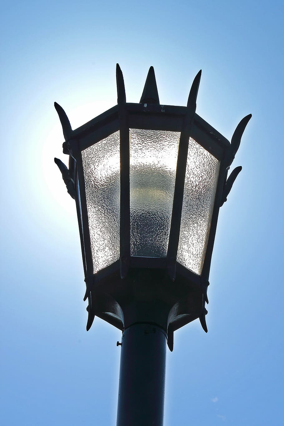 lampă, post, ușoară, stradă, electricitate, pol, streetlight, iluminat, felinar, vedere unghiulară joasă, cer, cer senin, lumina stradală, natură, echipamente de iluminat, nici o persoana, zi, albastru, în aer liber, arhitectură, construită, metal, lumina soarelui, siluetă, a închide, lumina electrica, cu iluminare din spate, gaz de lumină, lampă electrică, 4K