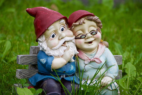 han-, kvinde, dværg siddepladser, grå, bænk stol figur, græs, eng, dværg, dværgpar, sjovt, sjov, plante, to personer, barn, barndom, smilende, emotion, hunner, familie, tøj, samvær, lykke, sidder, natur, Kvinder, hat, dag, uskyld, mennesker, positive følelser, udendørs, 5K, CC0, offentligt domæne, royaltyfrie