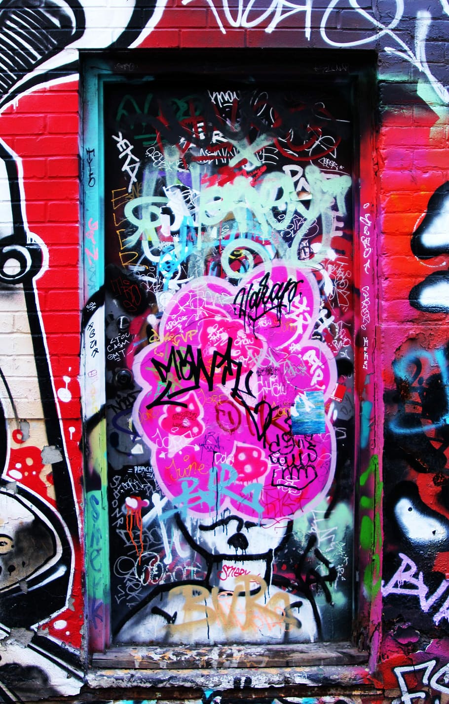 graffiti nuotrauka, spalvotas, graffitti, sienos, grafiti, durys, nudažyti, tapyti, tekstą, Vakarų scenarijus, nėra žmonių, komunikacijos, kelių spalvų, mažmeninė, dieną, menas ir amatai, saugoti, kūrybiškumas, rausvos spalvos, Parduodama, skaidrus, turgus, Iš arti, lauke, scenarijus, ne vakarų scenarijus, architektūra, 2K