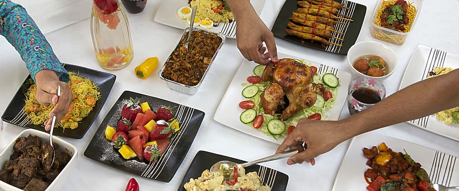 assortit, plat, plaques, menjar, sopar, placa, deliciós, taula, carn, verdures, picant, part del cos humà, mà humana, variació, vista d’angle alt, menjar i beguda, mà, alimentació saludable, vegetals, frescor, a l'interior, benestar, gent, directament a sobre, elecció, abundància, cuina, adult, preparar el menjar, preparació, 5K