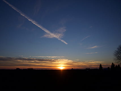 por do sol, contrail, laranja, céu, nuvem - céu, trilha de vapor, silhueta, Dom, natureza, scenics - natureza, ninguém, beleza na natureza, cena tranquila, tranquilidade, ao ar livre, plantar, meio Ambiente, árvore, panorama, luz solar, copie o espaço, cor laranja, 4K, CC0, domínio público, royalty free