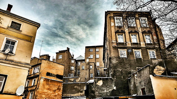 fotografia, Marrone, calcestruzzo, grattacielo, edifici, vista occhio di vermi, costruzione, Casa, vecchio edificio, nube, antenna parabolica, parete, Backstreet, camino, architettura, finestra, cleversparkle, Kłodzko, Polonia, vecchio, città, esterno dell'edificio, struttura costruita, Inquadratura dal basso, cielo, nuvola - cielo, nessuno, natura, giorno, all'aperto, quartiere residenziale, Torre, destinazioni di viaggio, abbandonato, albero nudo, appartamento, 5K, CC0, dominio pubblico, privo di copyright
