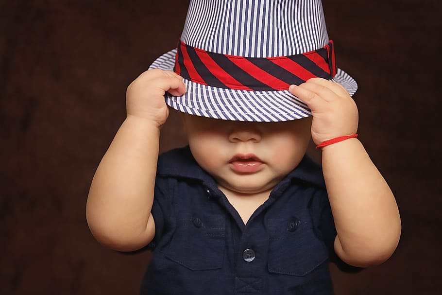 dítě, nošení, modrý, horní, bílá a modrá fedora, chlapec, čepice, pokryté, oči, hraní, fotky, chlapeček, roztomilý, málo, šťastný, malý, sladký, dětství, tvář, rozkošný, mladý, milovat, lidé, portrét, batole, zdravý, nevinný, syn, Červené, štěstí, pruhovaný, samci, neformální oblečení, jedna osoba, čelní pohled, jen jeden chlapec, potomek, muži, chlapci, uvnitř, stojící, nevinnost, zaměřit se na popředí, detail, černé pozadí, šortky, 5K