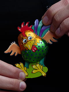 Hahn, kylling, høne, chokolade, farverig, sjov, glad, menneskelig hånd, dyr, bedrift, menneskelig kropsdel, menneskelig finger, en person, mennesker, hånd, kreativitet, kropsdel, repræsentation, rigtige mennesker, multi farvet, Kunst og håndværk, finger, uigenkendelig person, sort baggrund, indendørs, tæt på, livsstil, menneskelig lem, 4K, CC0, offentligt domæne, royaltyfrie