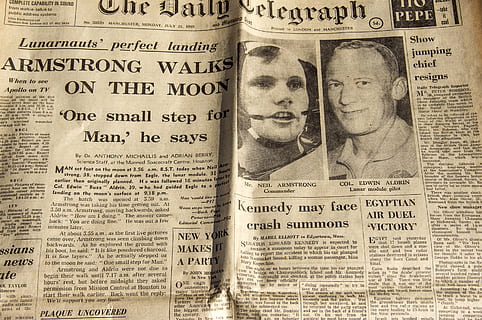 denně, celegraph noviny, noviny, historický, První, měsíc, přistání, armstrong, aldrin, fotky, vytisknout, text, papír, přední, stránka, žurnalistika, telegrafovat, britský, 1969, finance, papírové měny, podnikání, nikdo, sdělení, měna, pozadí, detail, vydání, bohatství, uvnitř, média, stálý život, obchodování, číslo, celý rám, ekonomika, 2K, CC0, veřejná doména, bez autorských práv
