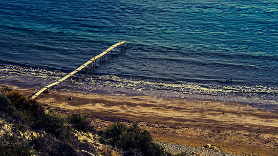 embarcador, moll, platja, mar, escènic, aigua, clar, tranquil, calma, serenitat, platja de zapalo, Xipre, cap gent, naturalesa, dia, a l'aire lliure, vista d’angle alt, bellesa a la natura, escenics - natura, tranquil·litat, escena tranquil·la, terra, escena no urbana, llum solar, idíl·lic, blau, planta, vista aèria, 5K, CC0, domini públic, lliure de regalies