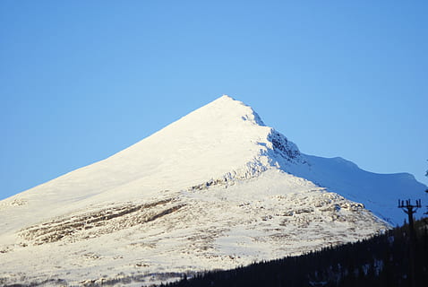 cucina completamente attrezzata, montagna, aftonsol, la neve, Svezia, paesaggi, montagne svedesi, inverno, cielo, bellezza nella natura, scenics - natura, cielo sereno, blu, scena tranquilla, temperatura fredda, la tranquillità, montagna innevata, ambiente, natura, nessuno, paesaggio, giorno, scena non urbana, copia spazio, picco di montagna, all'aperto, 4K, CC0, dominio pubblico, privo di copyright