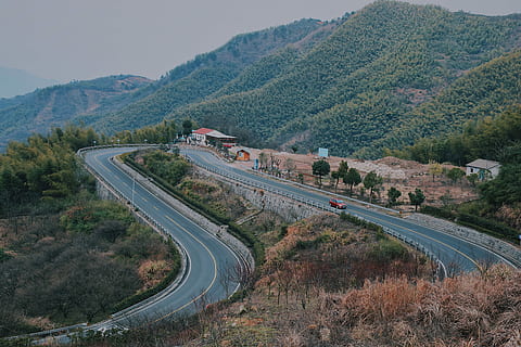 grigio, calcestruzzo, strada, montagna, vista a volo d'uccello, strada di tornanti, lato montagna, sentiero, guida, curva, mezzi di trasporto, albero, modo di trasporto, pianta, vista dall'alto, veicolo terrestre, natura, connessione, nessuno, architettura, auto, struttura costruita, giorno, veicolo a motore, cielo, autostrada, scenics - natura, all'aperto, autostrada a più corsie, 5K, CC0, dominio pubblico, privo di copyright