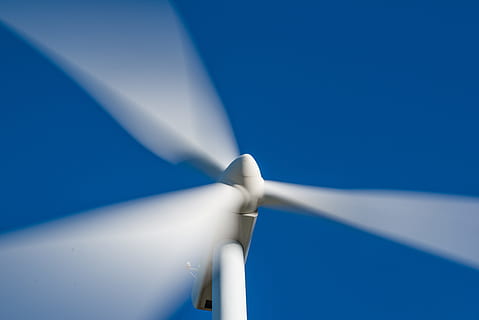 blanco, molino, azul, cielo, tiempo de día, viento, turbina eólica, poder, puesta de sol, generador, renovable, limpiado, energía renovable, generación de energía, tecnología, torre, Granja eólica, turbina, generación de combustible y energía, ambiente, energía alternativa, nadie, resumen, velocidad, naturaleza, conservación del medio ambiente, de cerca, movimiento, hélice, luz del sol, transporte, velero, fuente de alimentación, 5K, CC0, dominio público, libre de derechos