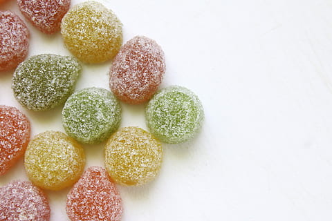 verschiedene Bonbons, Gelee-Bonbons, Zuckermäntel, Süss, Süßigkeiten, Zucker, Farbe, Süßes Essen, Essen und Trinken, Lebensmittel, weißer Hintergrund, Studioaufnahme, drinnen, Frische, in einer Reihe, große gruppe von gegenständen, Gruppe von Objekten, keine Leute, Genuss, Stillleben, direkt darüber, Variation, Dessert, mehrfarbig, Nahansicht, Versuchung, Snack, 5K, CC0, gemeinfrei, lizenzfrei