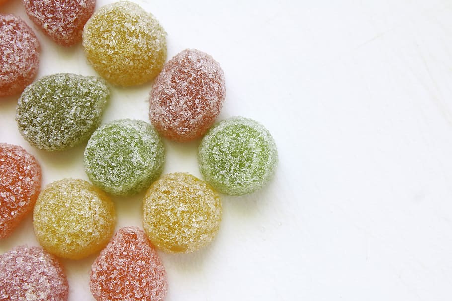 verschiedene Bonbons, Gelee-Bonbons, Zuckermäntel, Süss, Süßigkeiten, Zucker, Farbe, Süßes Essen, Essen und Trinken, Lebensmittel, weißer Hintergrund, Studioaufnahme, drinnen, Frische, in einer Reihe, große gruppe von gegenständen, Gruppe von Objekten, keine Leute, Genuss, Stillleben, direkt darüber, Variation, Dessert, mehrfarbig, Nahansicht, Versuchung, Snack, 5K