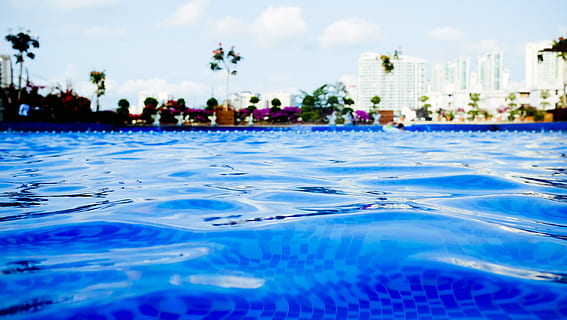 piscina, acqua, sumer, blu, chiaro, natura, giorno, increspato, architettura, riflessione, cielo, all'aperto, nuvola - cielo, nessuno, esterno dell'edificio, città, struttura costruita, superficie dell'acqua, superficie, lungomare, livello di superficie, galleggia sull'acqua, gonfiabile, 1080P, CC0, dominio pubblico, privo di copyright