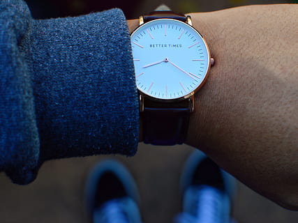 person, se, 8:22 tid, timepiece, tid, klokke, mekanisme, urskive, mekanisk, ansikt, væpne, hånd, håndledd, armbåndsur, sko, ser, bedre tider, inskripsjon, én person, menneskelig hånd, menneskelig kroppsdel, ekte folk, kroppsdel, nærbilde, ukjennelig person, fokusere på forgrunnen, livsstil, blå, Nummer, menn, nøyaktighet, måleinstrument, utendørs, personlig tilbehør, finger, 5K, CC0, offentlig domene, opphavsrett gratis
