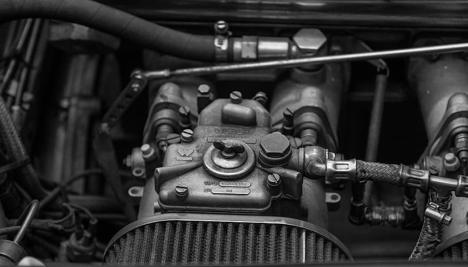 fotografia en escala de grisos, motor del vehicle, automàtic, motor, carburador, motor del cotxe, indústria, vehicle, mecànica, vell vehicle, oldie, part de la màquina, primer pla, maquinària, metall, cap gent, manera de transport, transport, a l'interior, vehicle terrestre, centrar-se en primer pla, tecnologia, cotxe, automòbil, tub de tub, vàlvula, vàlvula de màquina, equipament, roda, acer, 4K